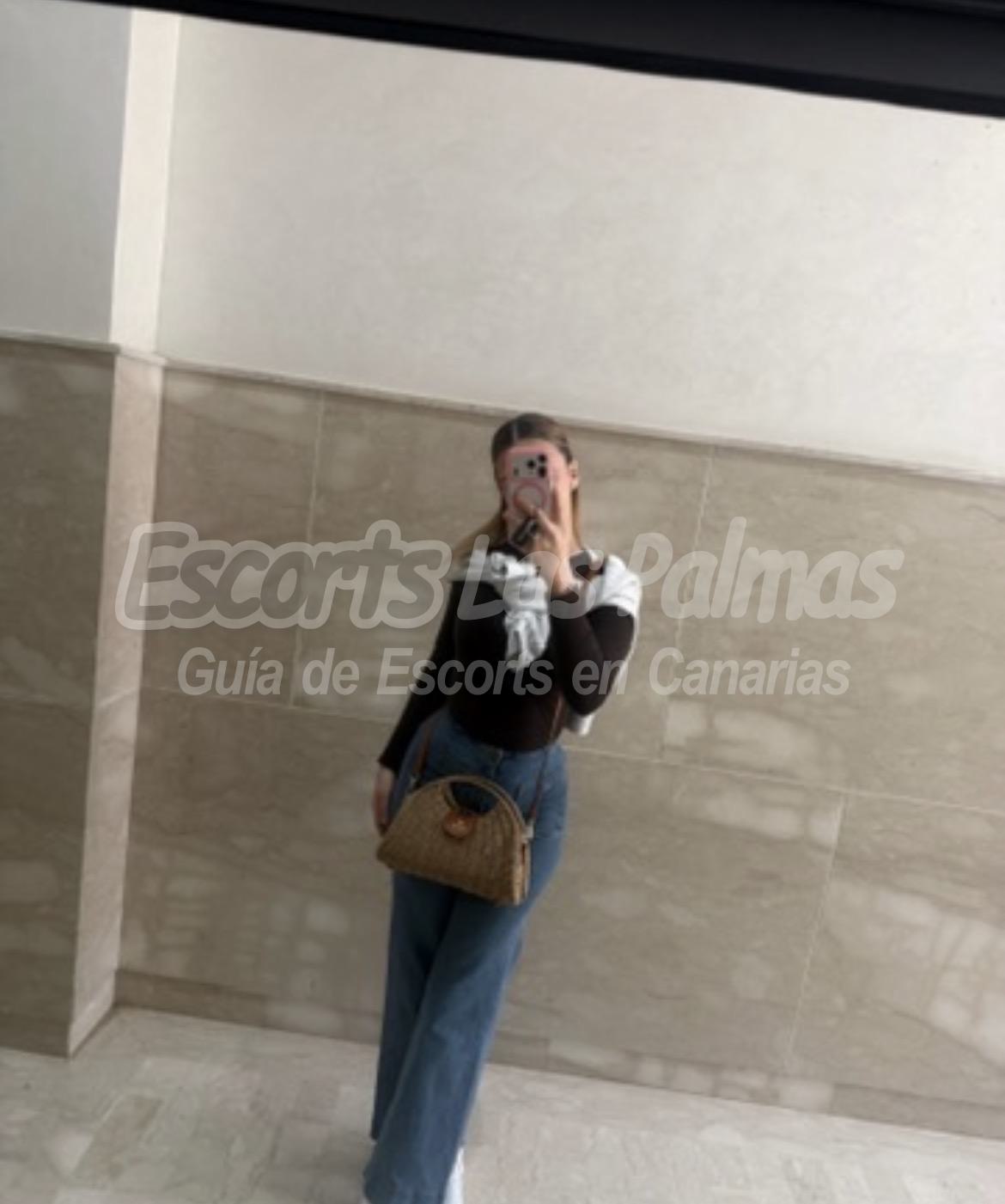 Hola soy Clhoe espero tu mensaje amor tengo 20 años soy Canaria